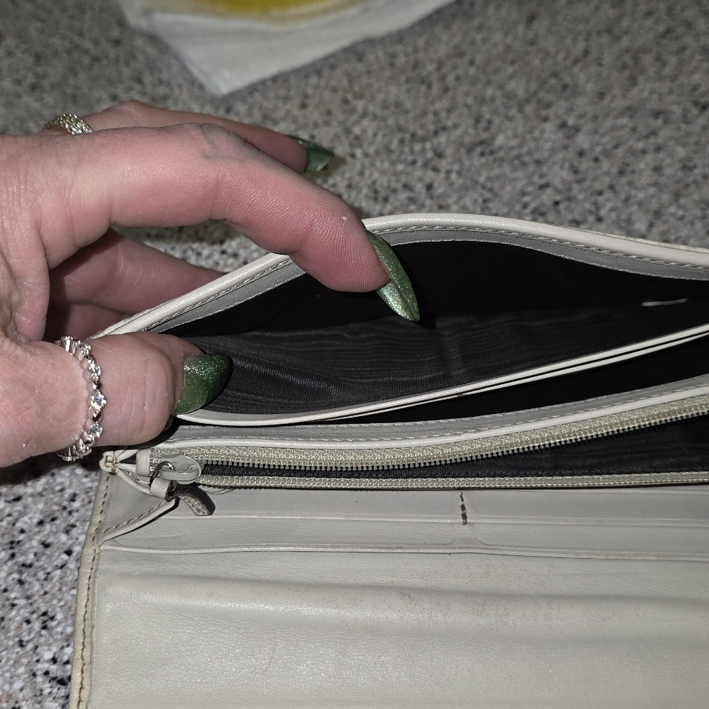 Gucci Guccissima Wallet In Ivory. Comes With Unbranded Chain - Picture 9 of 13